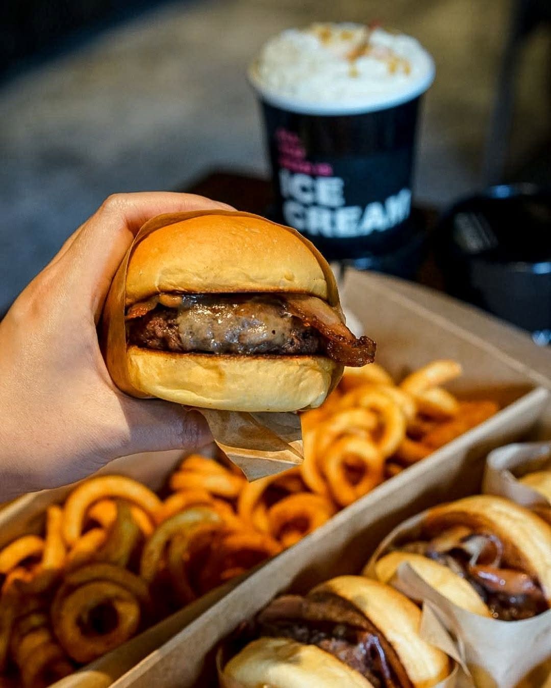 25 Degrees Burgers, Wine & Liquor Bar — รูปภาพ (อาหาร)