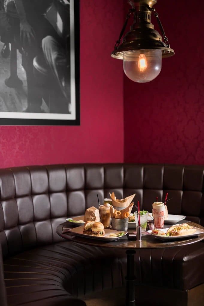 25 Degrees Burgers, Wine & Liquor Bar — รูปภาพ (ภายในร้าน)
