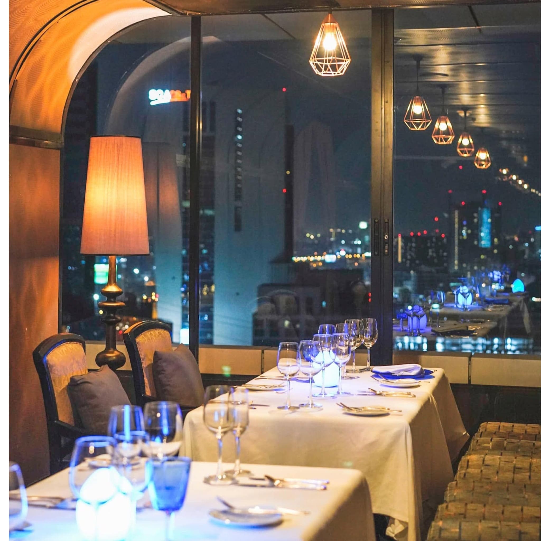 Blue Sky Rooftop Restaurant & Bar — รูปภาพ (ภายในร้าน)