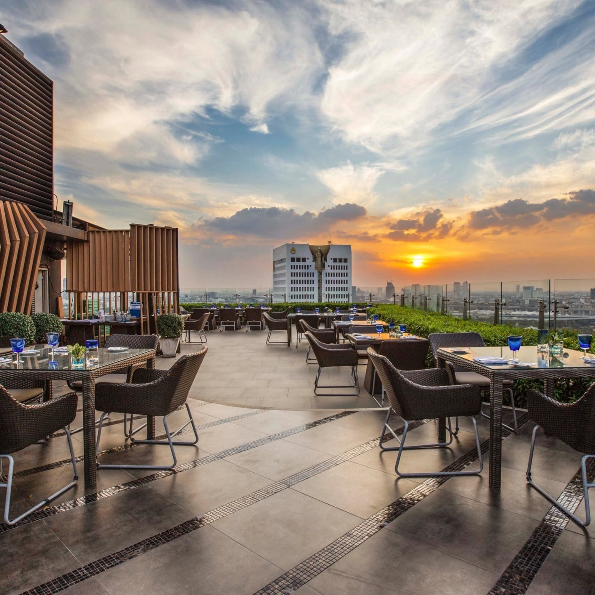 Blue Sky Rooftop Restaurant & Bar — รูปภาพ (ภายในร้าน)