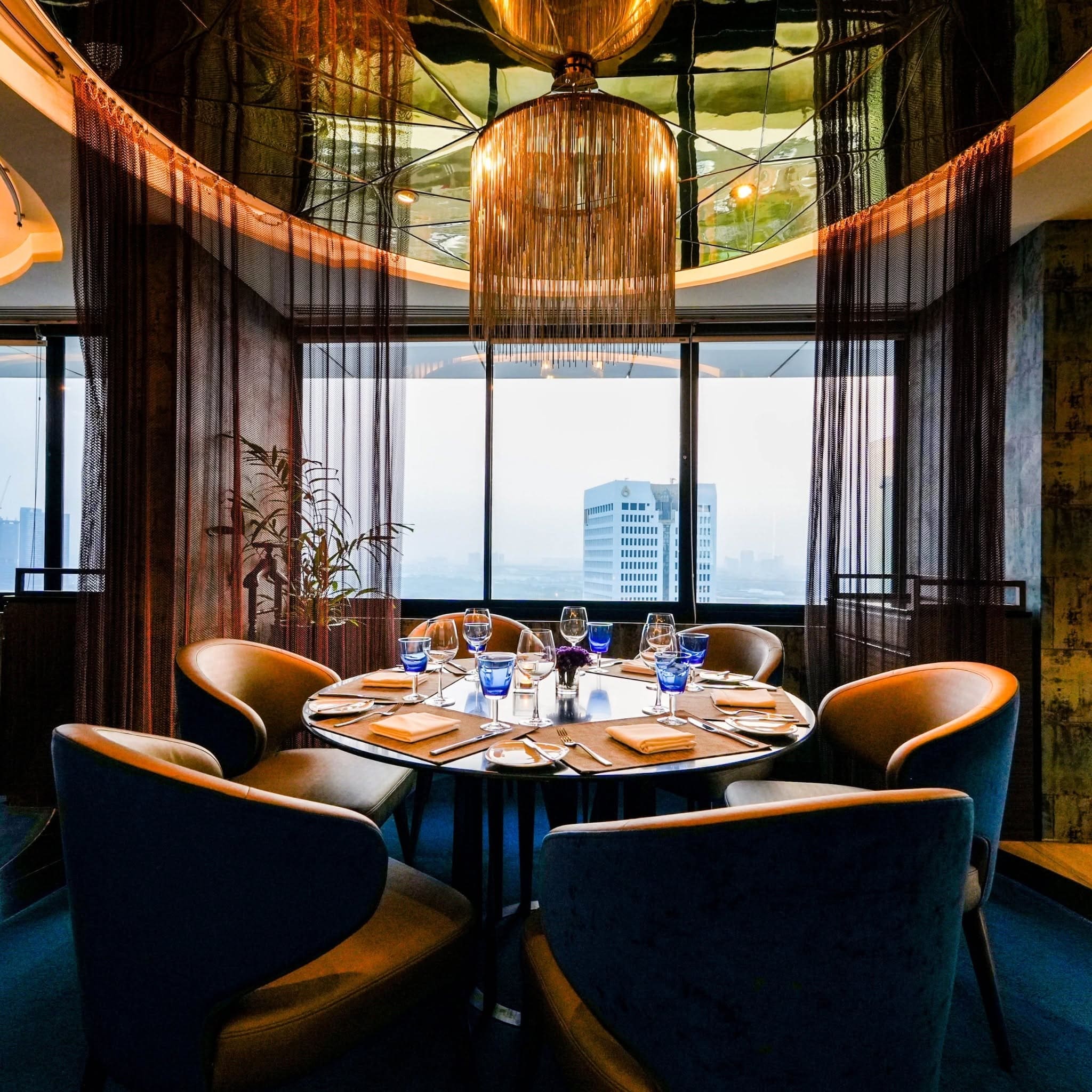 Blue Sky Rooftop Restaurant & Bar — รูปภาพ (ภายในร้าน)