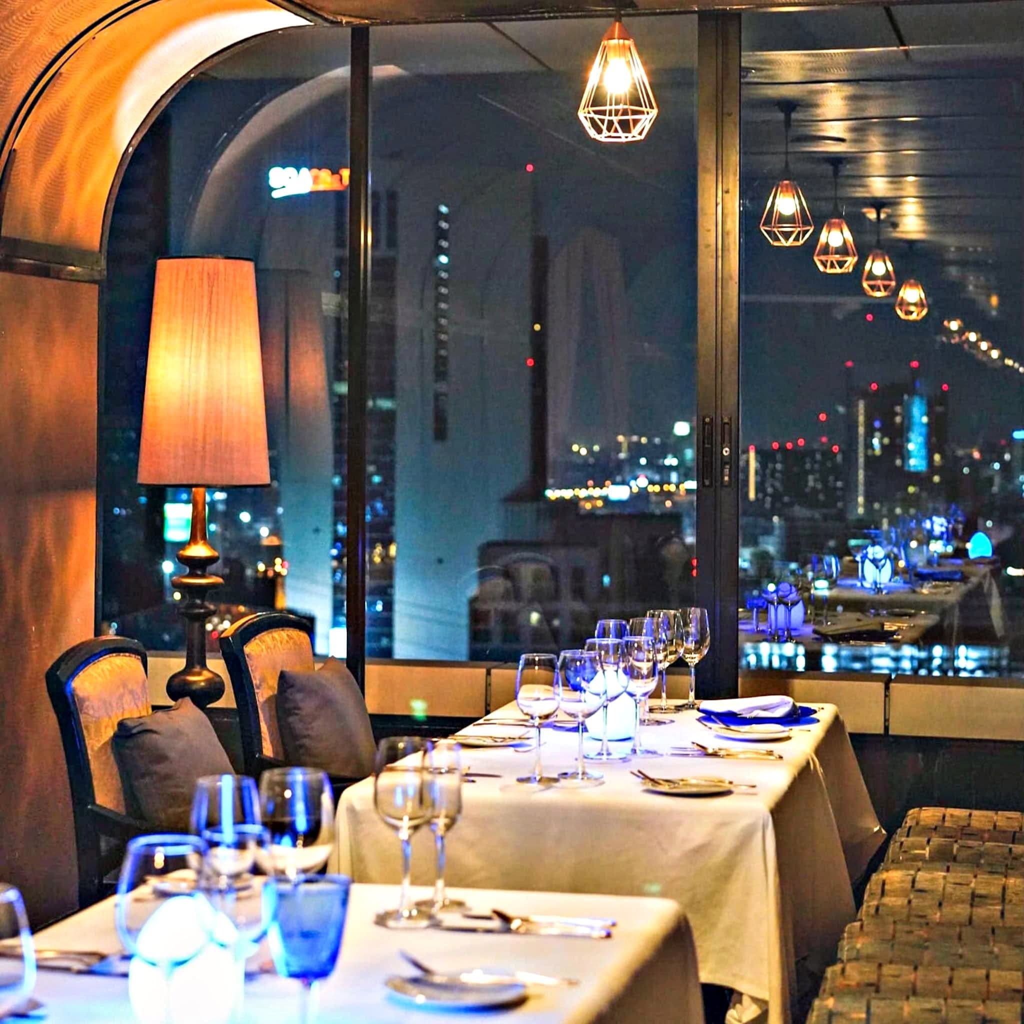 Blue Sky Rooftop Restaurant & Bar — รูปภาพ (ภายในร้าน)