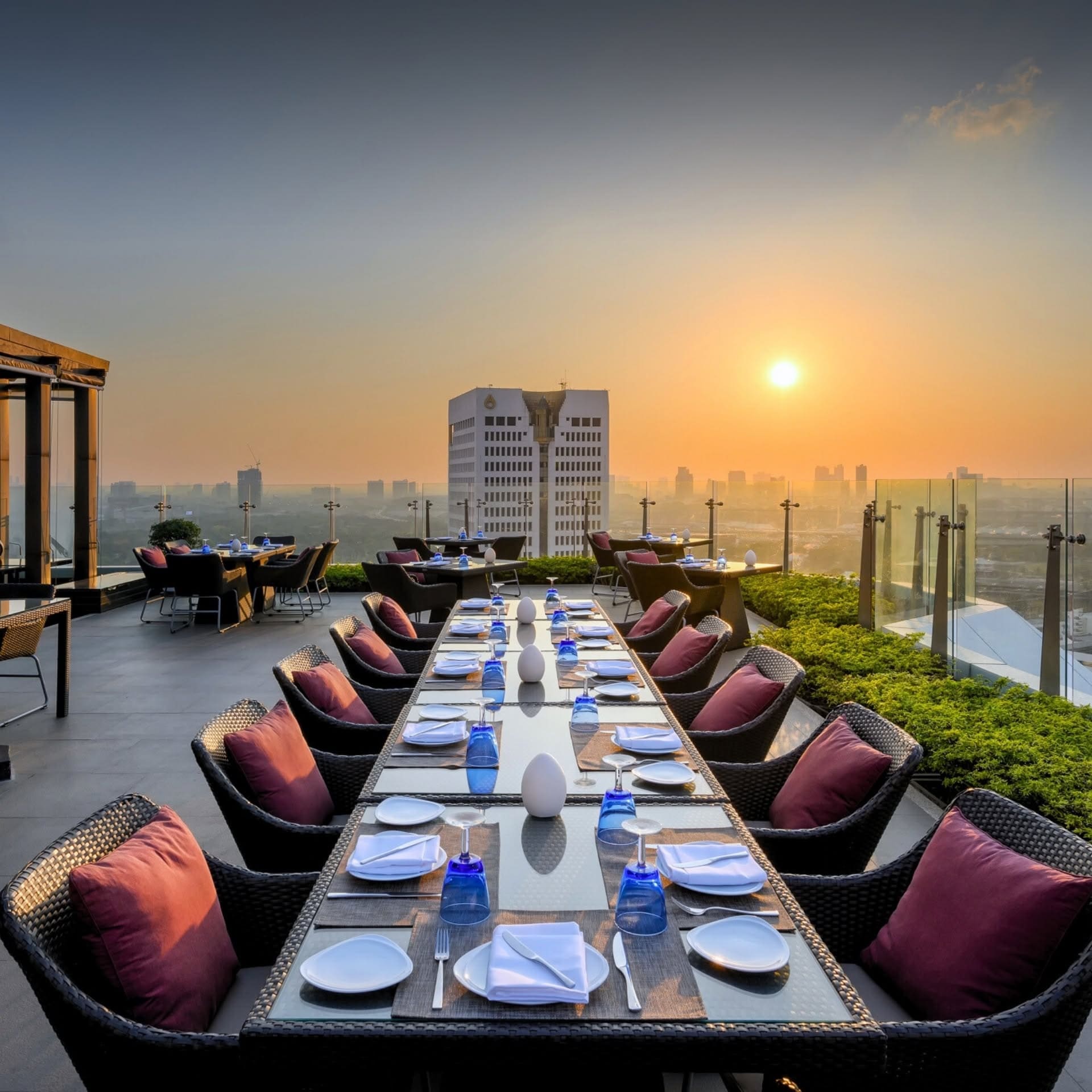 Blue Sky Rooftop Restaurant & Bar — รูปภาพ (ภายในร้าน)