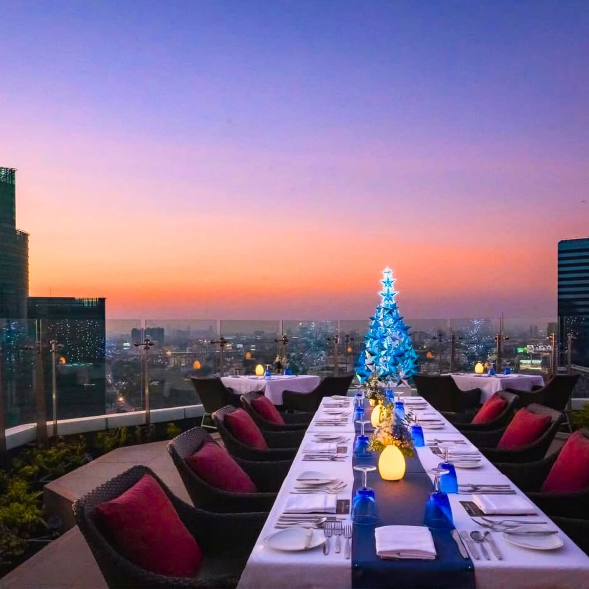 Blue Sky Rooftop Restaurant & Bar — รูปภาพ (ภายในร้าน)