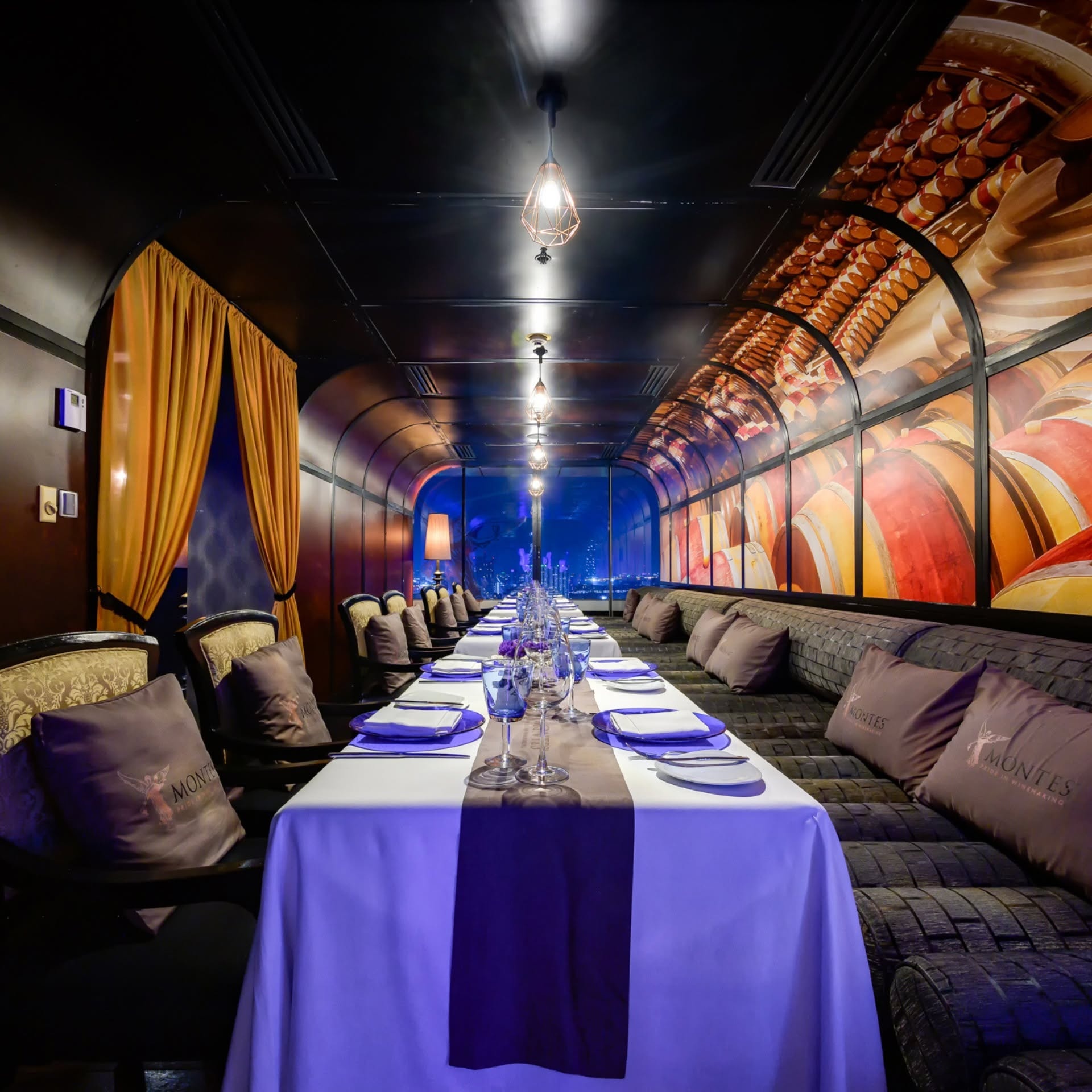 Blue Sky Rooftop Restaurant & Bar — รูปภาพ (ภายในร้าน)