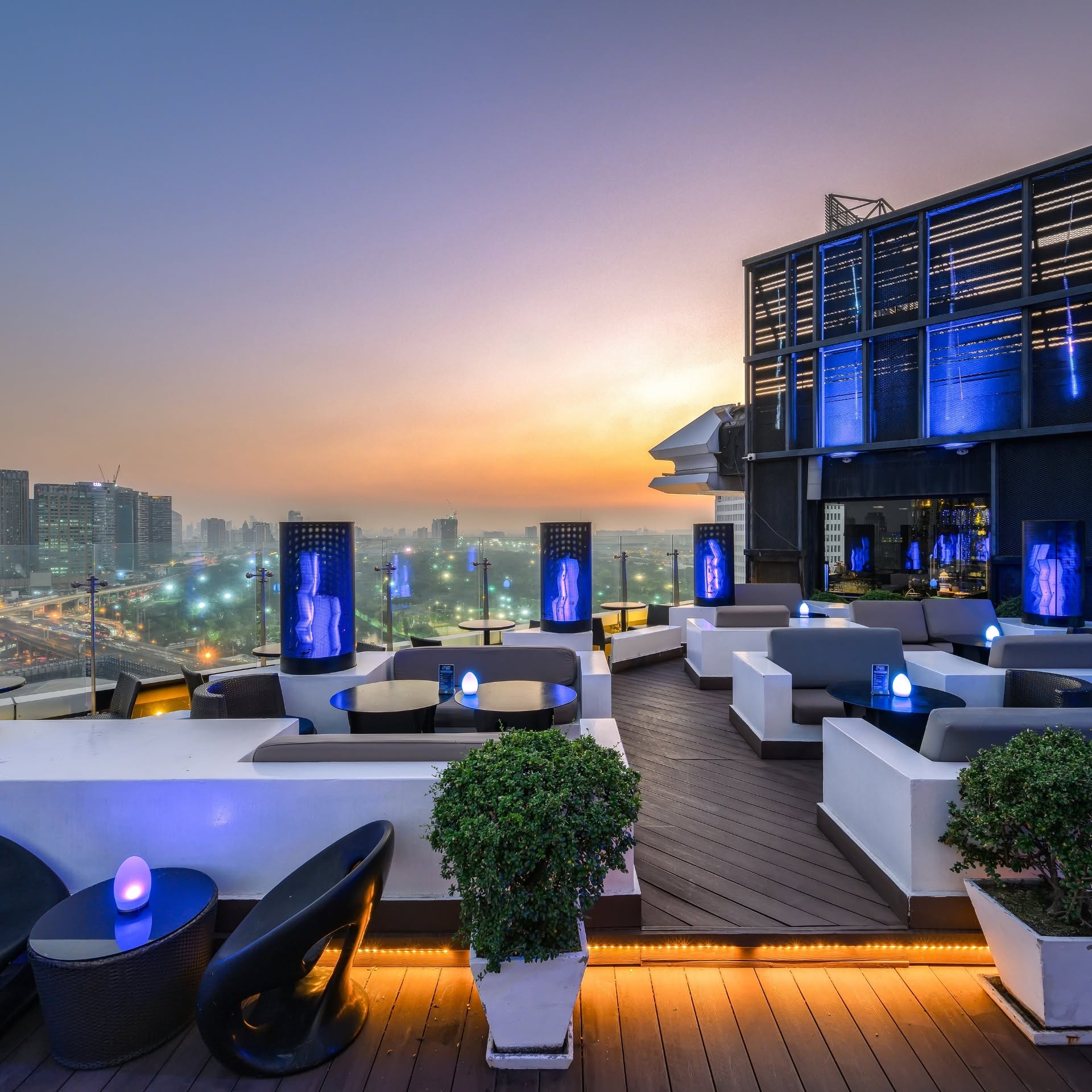 Blue Sky Rooftop Restaurant & Bar — รูปภาพ (ภายในร้าน)