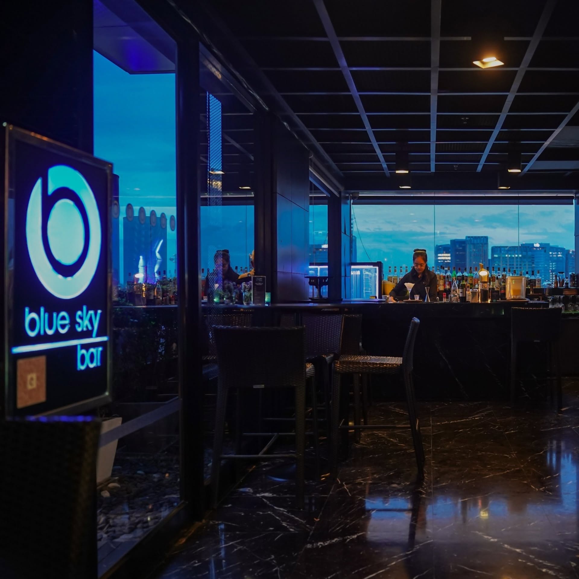Blue Sky Rooftop Restaurant & Bar — รูปภาพ (ภายในร้าน)