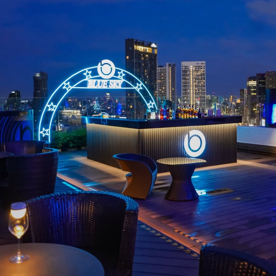 Blue Sky Rooftop Restaurant & Bar — รูปภาพ (ภายในร้าน)