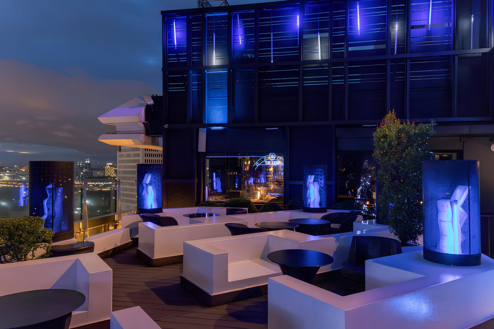 Blue Sky Rooftop Restaurant & Bar — รูปภาพ (ภายในร้าน)