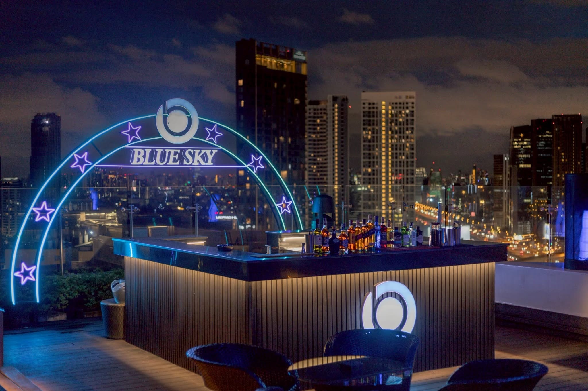 Blue Sky Rooftop Restaurant & Bar — รูปภาพ (ภายในร้าน)