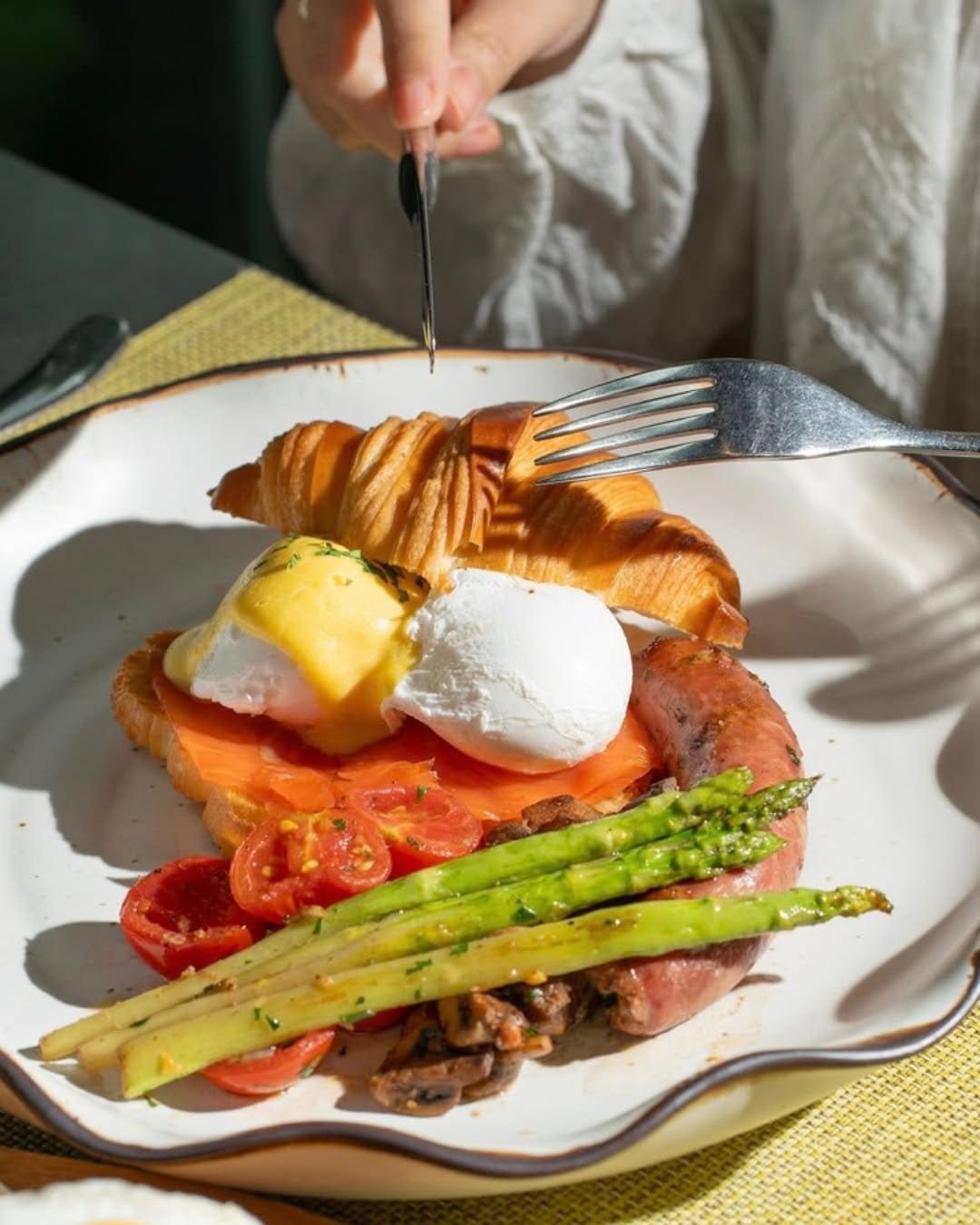 SMOKED SALMON EGGS BENEDICT ON CROISSANT