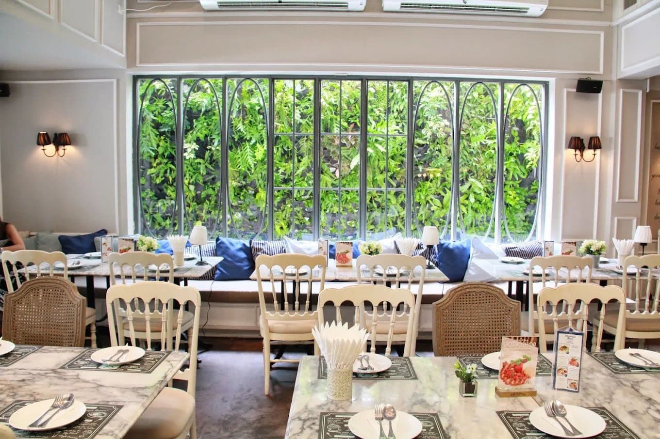 Audrey Cafe & Bistro, Thonglor 11 — รูปภาพ (ภายในร้าน)