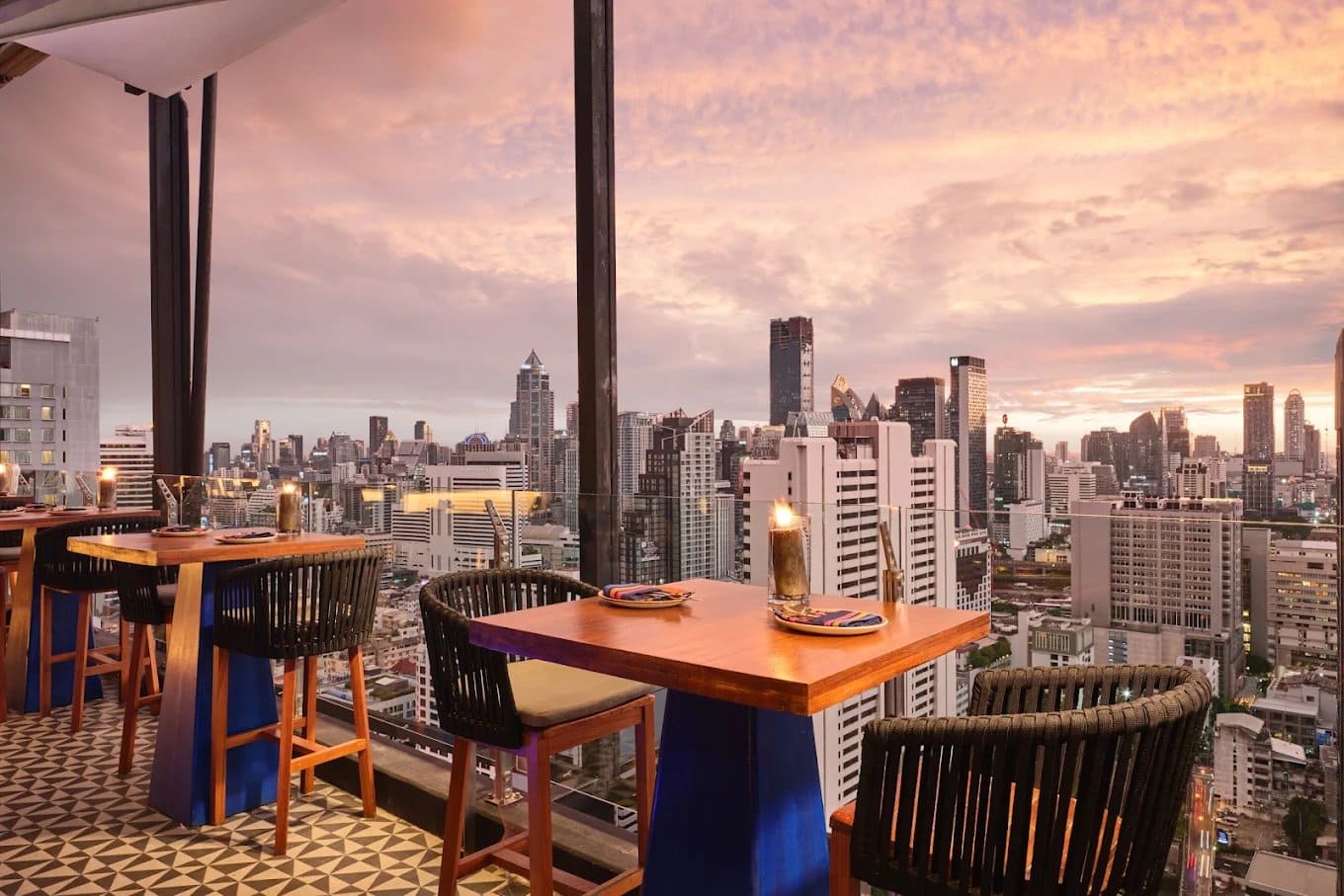 Above Eleven — รูปภาพ (ภายในร้าน)