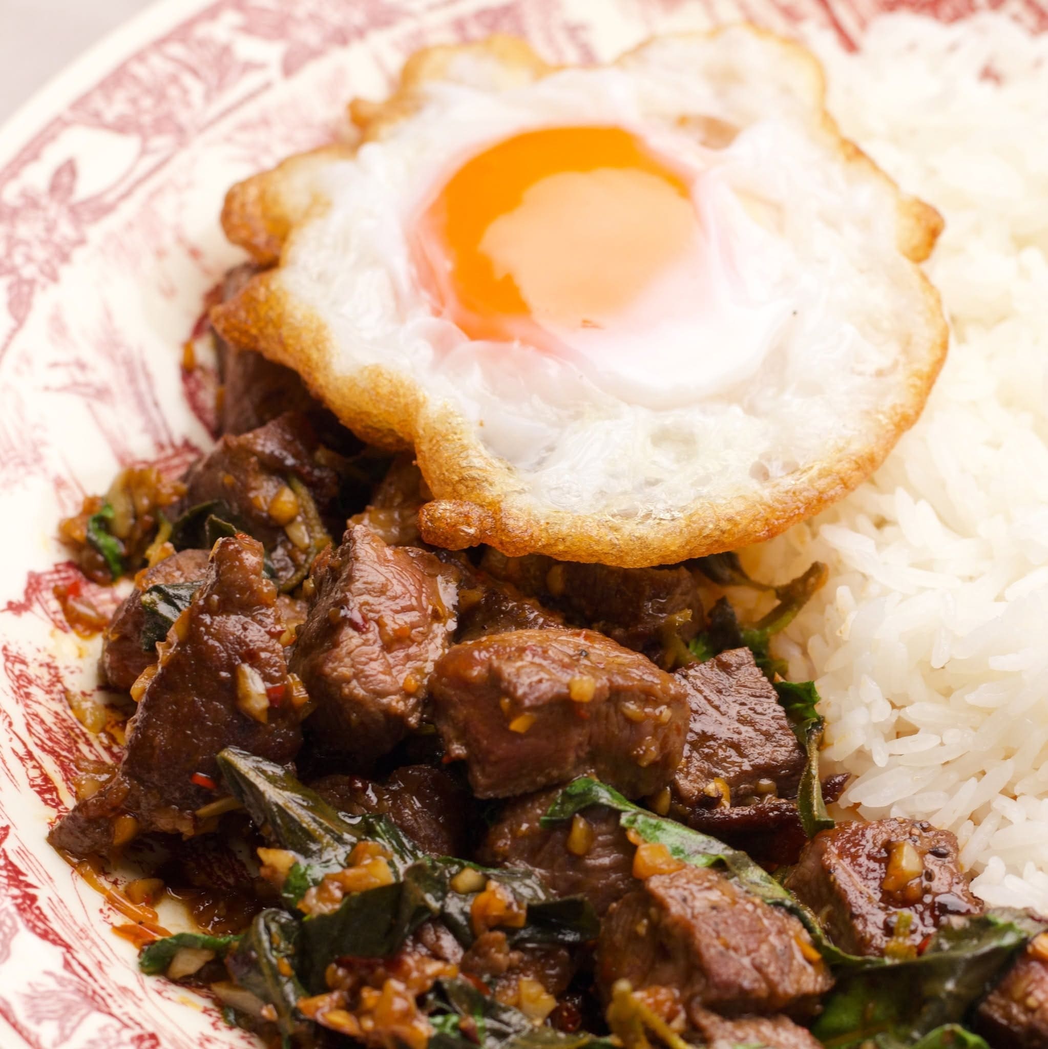 ข้าวกะเพราเนื้อจมเขี้ยวไข่ดาว