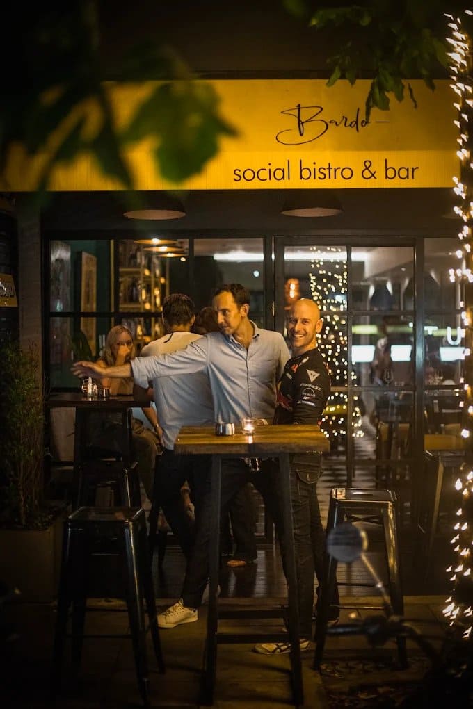Bardo Social Bistro & Bar — รูปภาพ (หน้าร้าน)