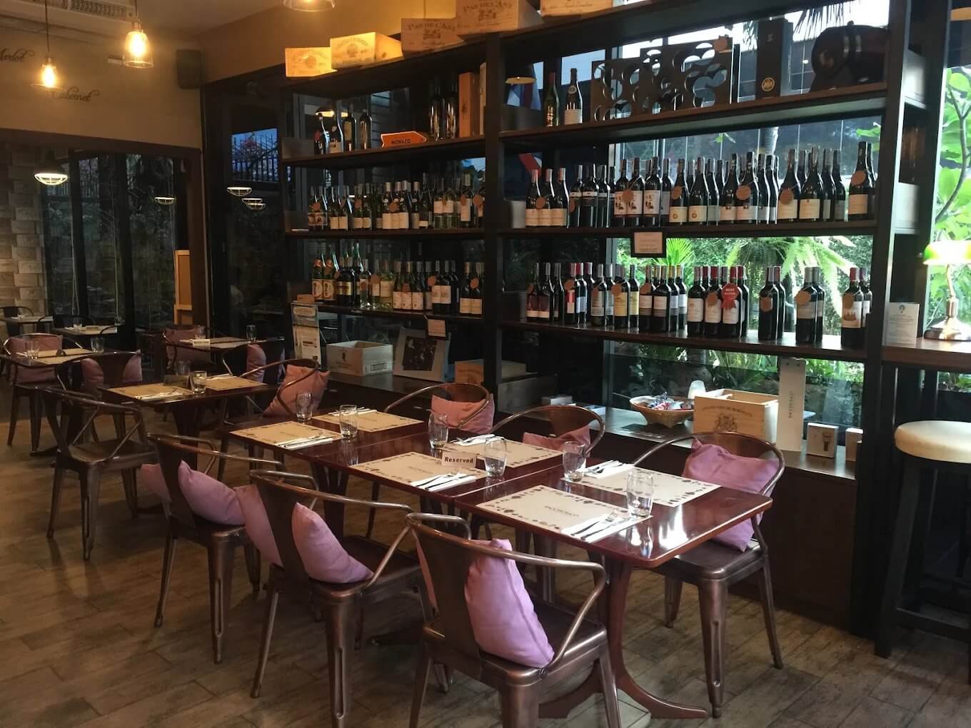 Bacchus & Co. — รูปภาพ (ภายในร้าน)