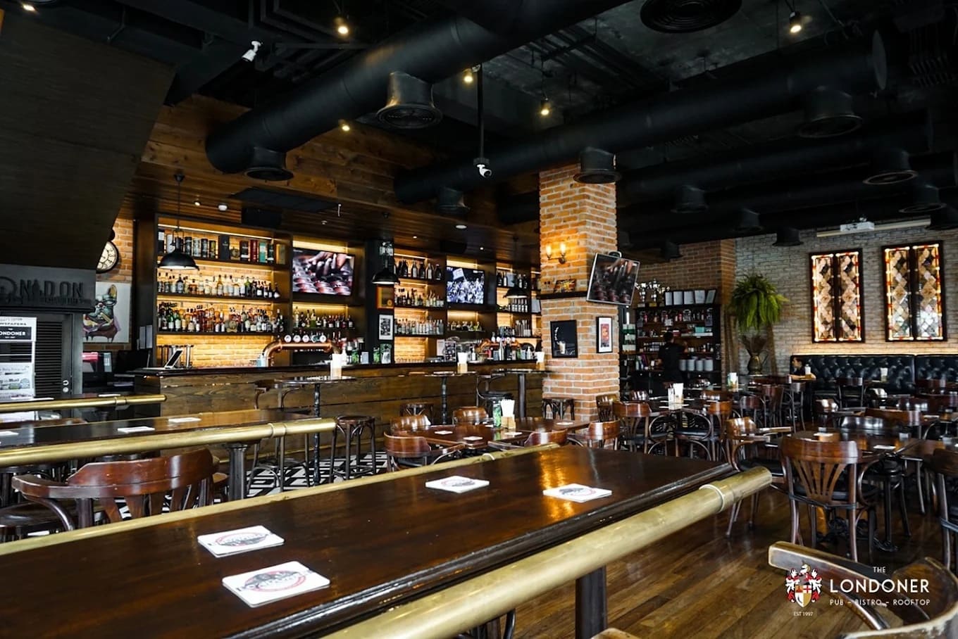 The Londoner Brew Pub — รูปภาพ (ภายในร้าน)
