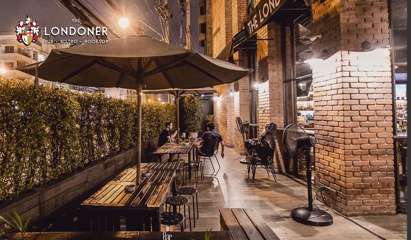 The Londoner Brew Pub — รูปภาพ (ภายในร้าน)