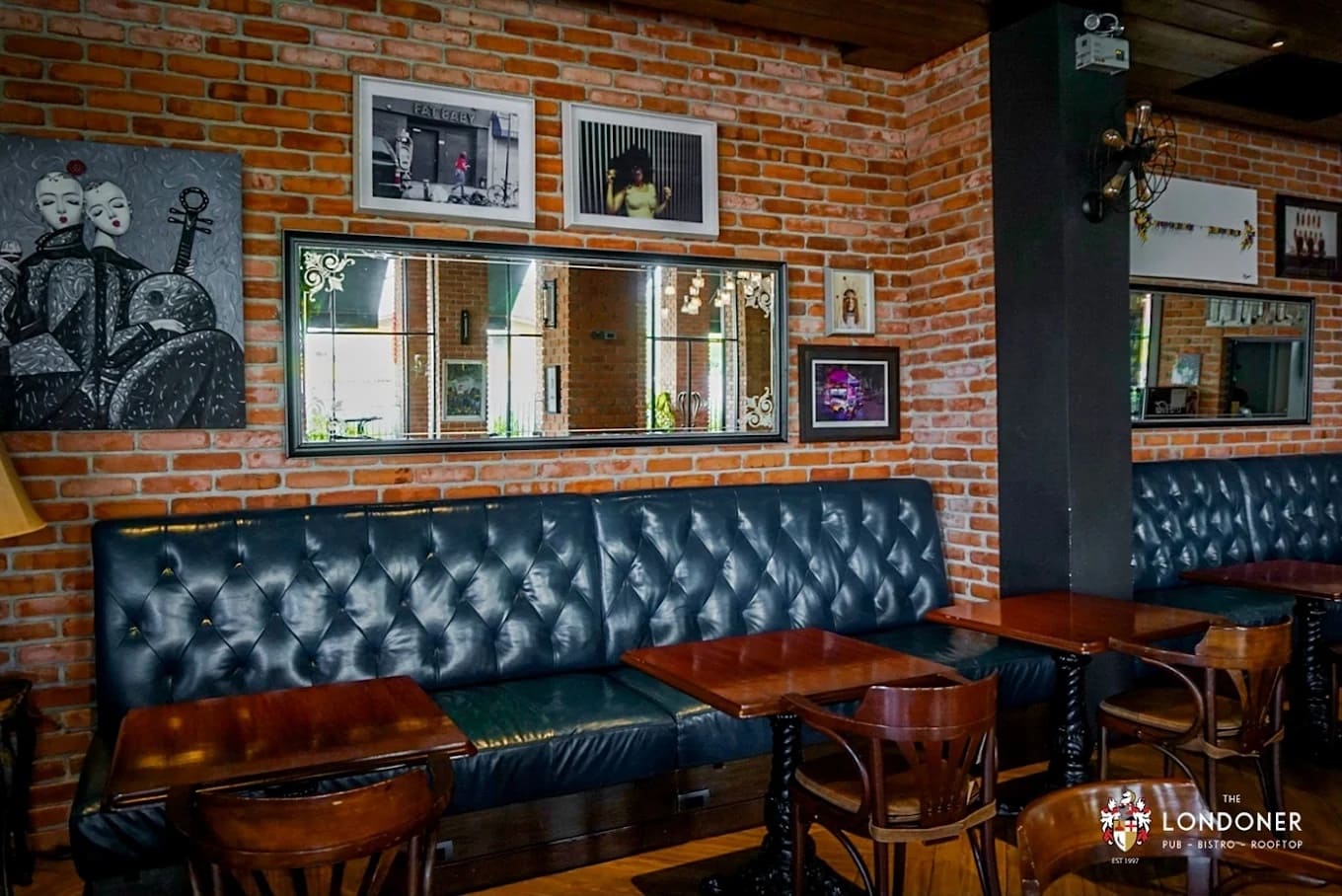The Londoner Brew Pub — รูปภาพ (ภายในร้าน)