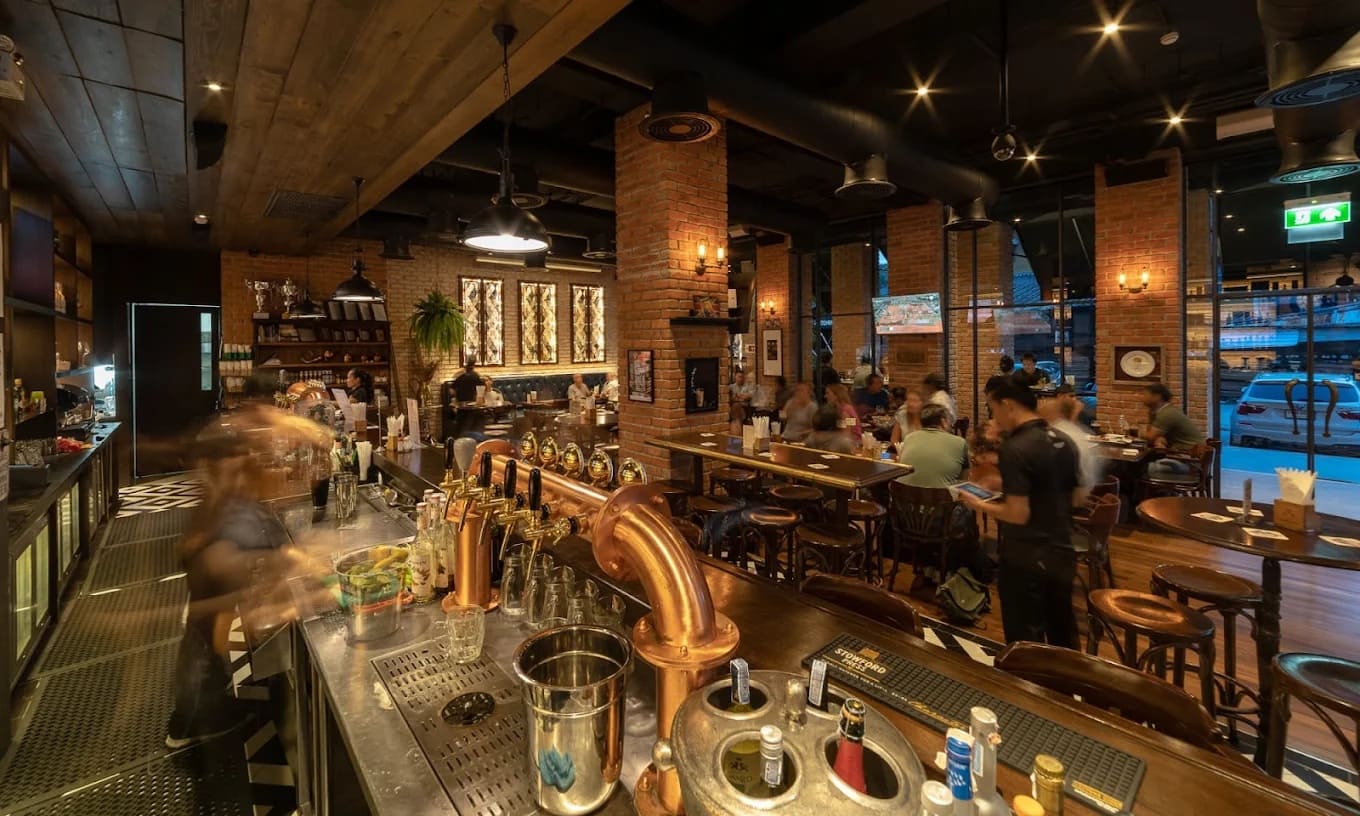 The Londoner Brew Pub — รูปภาพ (ภายในร้าน)