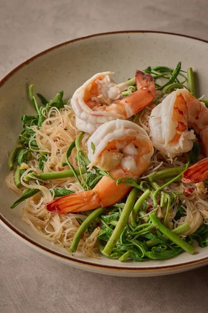 ผัดหมี่กระเฉดกุ้งสด