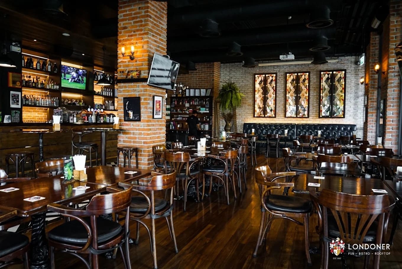 The Londoner Brew Pub — รูปภาพ (ภายในร้าน)