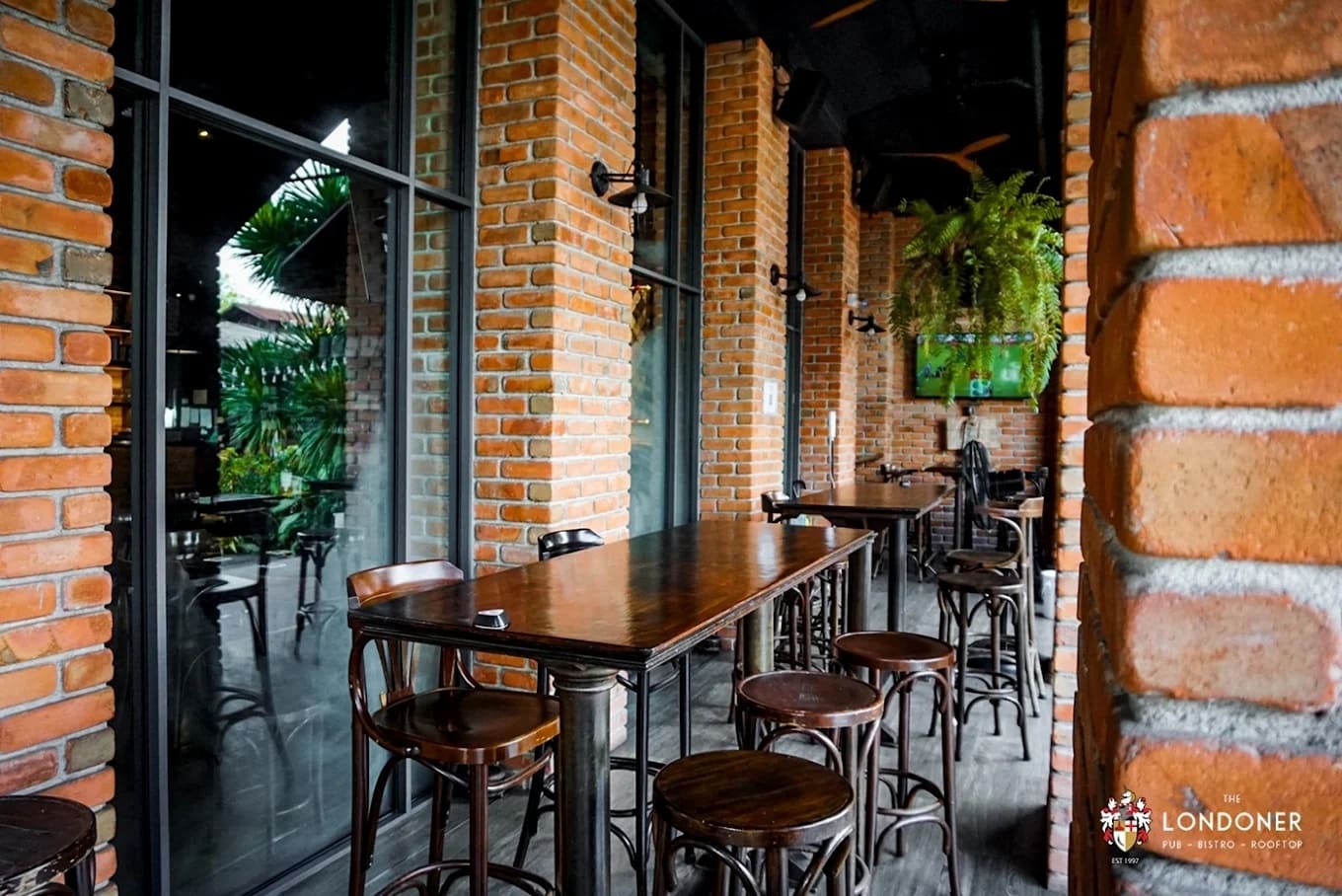 The Londoner Brew Pub — รูปภาพ (ภายในร้าน)