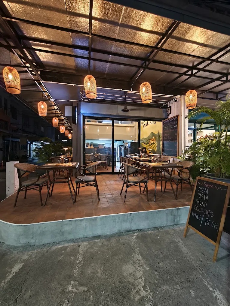 La Trattoria Bangkok — รูปภาพ (หน้าร้าน)